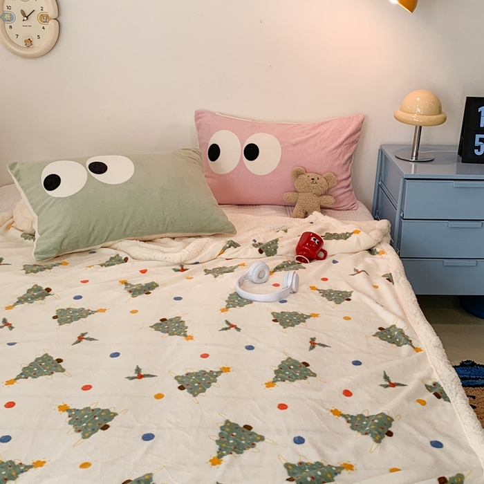 91家纺网 家纺一手货源 找家纺 昔可家纺 2023新款圣诞款毯子 彩色波点圣诞树