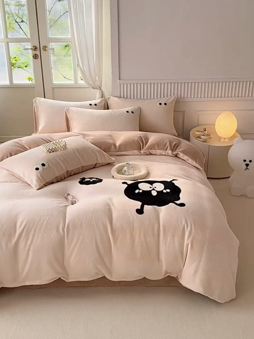 91家纺网 家纺一手货源 找家纺 木堇家居 2023秋冬新款牛奶绒毛巾绣四件套 黑煤球