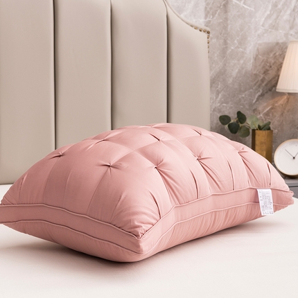 91家纺网 家纺一手货源 找家纺 梦叶草 2023新款全棉贡缎扭花面包枕芯酒店枕头 全棉贡缎扭花面包枕-萝莉粉*1