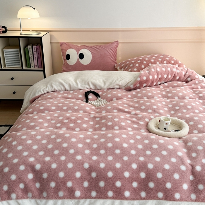 91家纺网 家纺一手货源 找家纺 昔可家纺 2023新款波点兔兔绒拼接牛奶绒四件套 粉玉波点