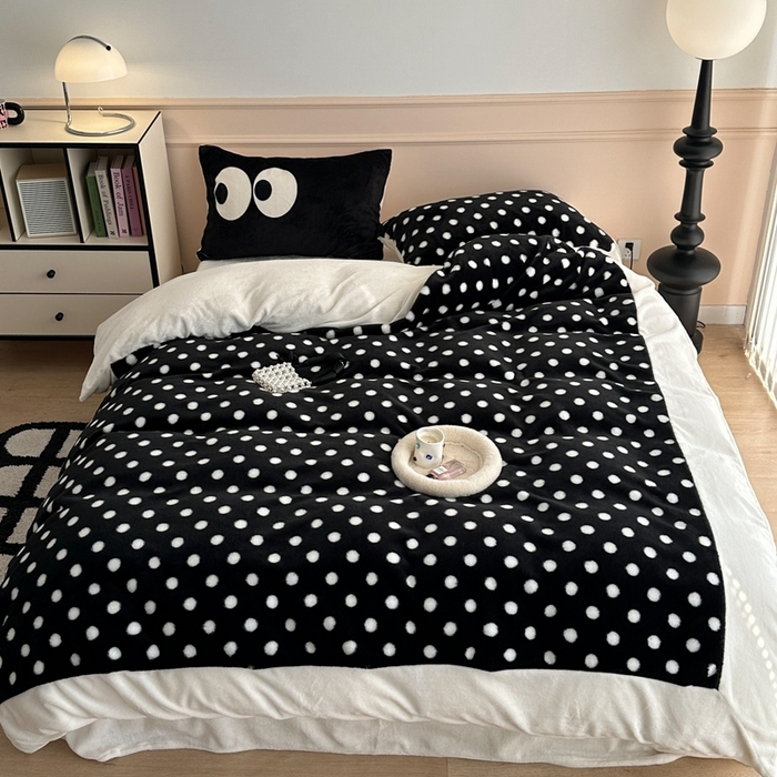 91家纺网 家纺一手货源 找家纺 昔可家纺 2023新款波点兔兔绒拼接牛奶绒四件套 黑底波点