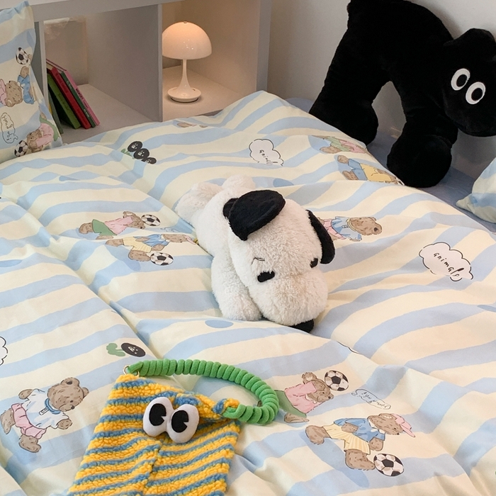 91家纺网 家纺一手货源 找家纺 昔可家纺 2023新款全棉四件套-萌趣卡通 蓝波纹足球熊