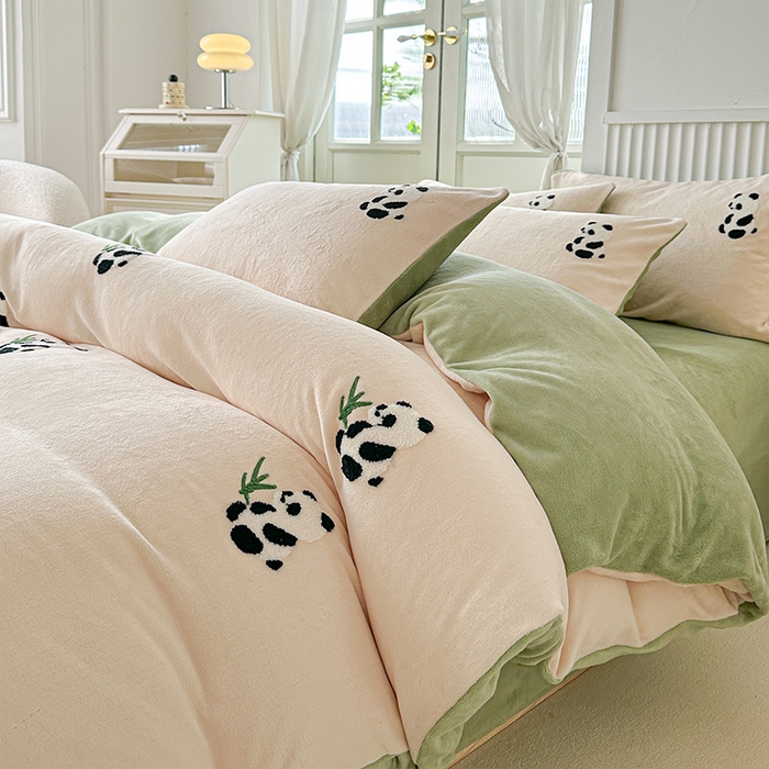 91家纺网 家纺一手货源 找家纺 木堇家居 2023秋冬新款牛奶绒毛巾绣四件套 大熊猫