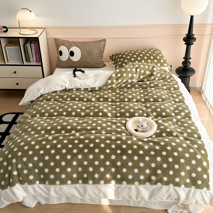 91家纺网 家纺一手货源 找家纺 昔可家纺 2023新款波点兔兔绒拼接牛奶绒四件套 抹茶绿波点