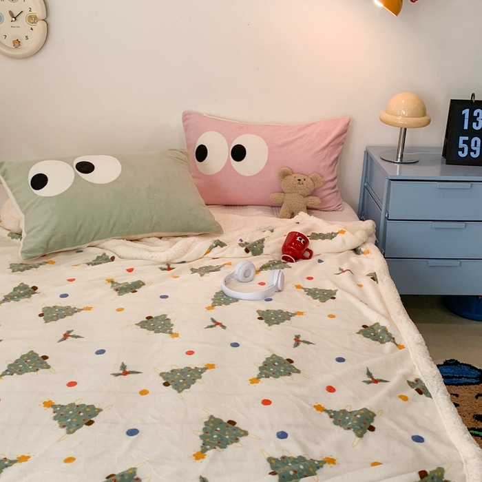 91家纺网 家纺一手货源 找家纺 昔可家纺 2023新款圣诞款毯子 彩色波点圣诞树