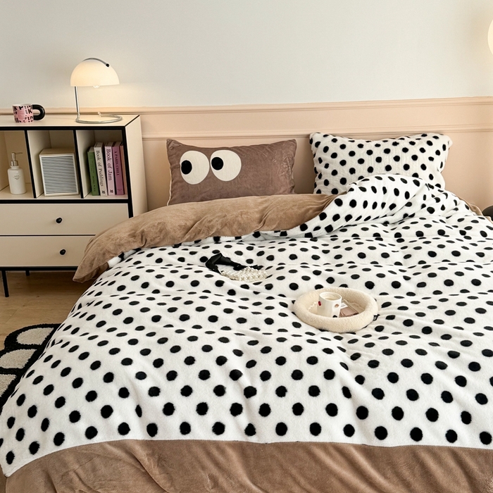 91家纺网 家纺一手货源 找家纺 昔可家纺 2023新款波点兔兔绒拼接牛奶绒四件套 白底波点