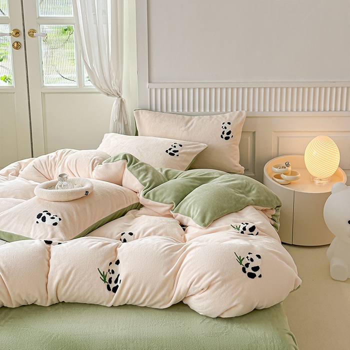 91家纺网 家纺一手货源 找家纺 木堇家居 2023秋冬新款牛奶绒毛巾绣四件套 大熊猫