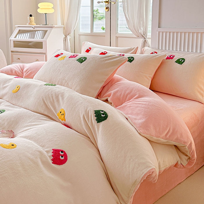 91家纺网 家纺一手货源 找家纺 木堇家居 2023秋冬新款牛奶绒毛巾绣四件套 小怪兽