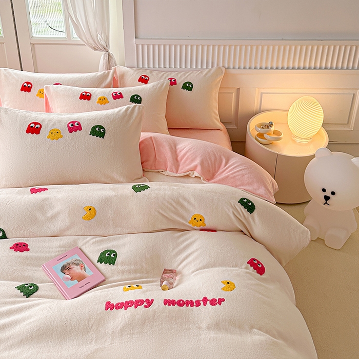 91家纺网 家纺一手货源 找家纺 木堇家居 2023秋冬新款牛奶绒毛巾绣四件套 小怪兽