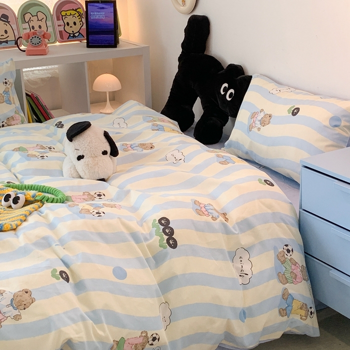 91家纺网 家纺一手货源 找家纺 昔可家纺 2023新款全棉四件套-萌趣卡通 蓝波纹足球熊