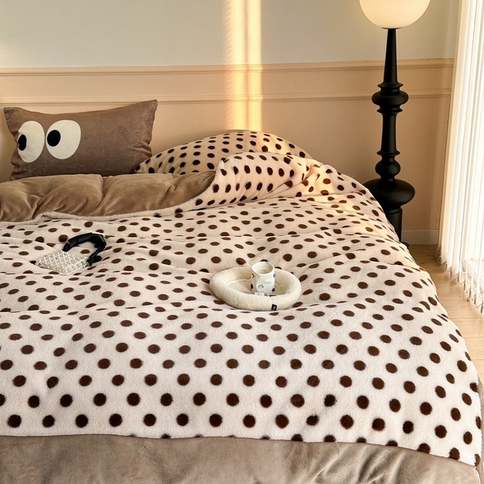 91家纺网 家纺一手货源 找家纺 昔可家纺 2023新款波点兔兔绒拼接牛奶绒四件套 焦糖波点