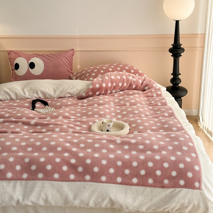 91家纺网 家纺一手货源 找家纺 昔可家纺 2023新款波点兔兔绒拼接牛奶绒四件套 粉玉波点