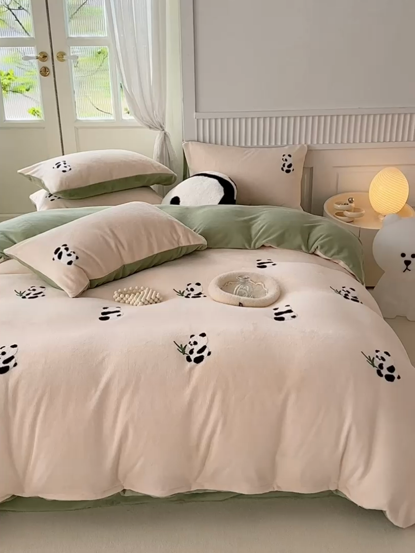 91家纺网 家纺一手货源 找家纺 木堇家居 2023秋冬新款牛奶绒毛巾绣四件套 大熊猫