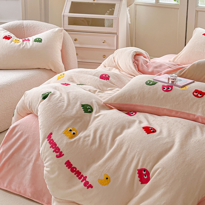 91家纺网 家纺一手货源 找家纺 木堇家居 2023秋冬新款牛奶绒毛巾绣四件套 小怪兽