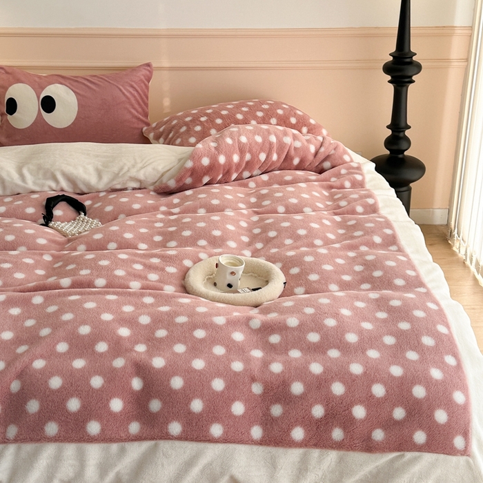 91家纺网 家纺一手货源 找家纺 昔可家纺 2023新款波点兔兔绒拼接牛奶绒四件套 粉玉波点