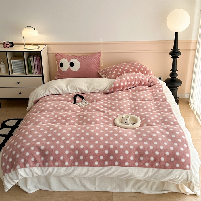 91家纺网 家纺一手货源 找家纺 昔可家纺 2023新款波点兔兔绒拼接牛奶绒四件套 粉玉波点