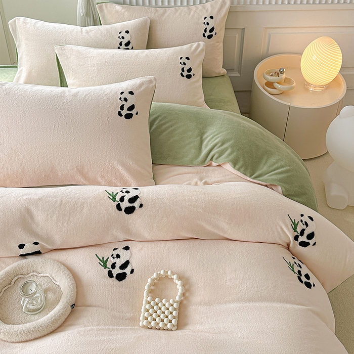 91家纺网 家纺一手货源 找家纺 木堇家居 2023秋冬新款牛奶绒毛巾绣四件套 大熊猫