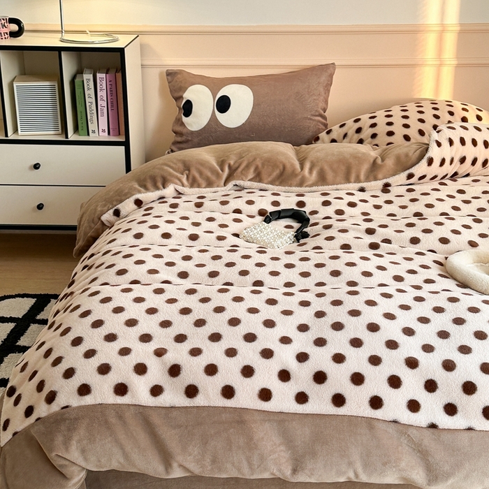 91家纺网 家纺一手货源 找家纺 昔可家纺 2023新款波点兔兔绒拼接牛奶绒四件套 焦糖波点