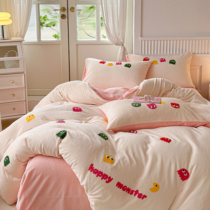 91家纺网 家纺一手货源 找家纺 木堇家居 2023秋冬新款牛奶绒毛巾绣四件套 小怪兽