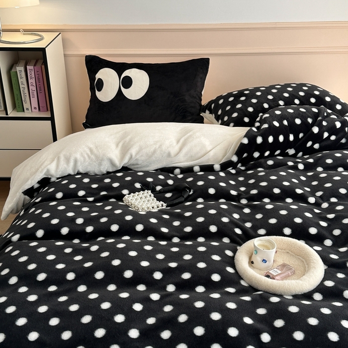 91家纺网 家纺一手货源 找家纺 昔可家纺 2023新款波点兔兔绒拼接牛奶绒四件套 黑底波点