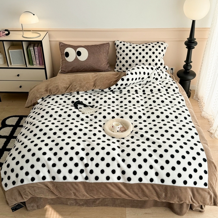 91家纺网 家纺一手货源 找家纺 昔可家纺 2023新款波点兔兔绒拼接牛奶绒四件套 白底波点