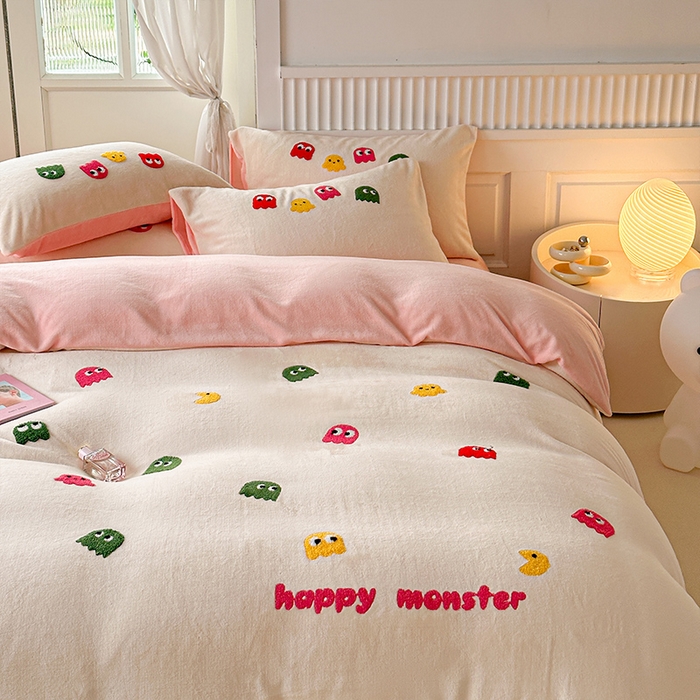 91家纺网 家纺一手货源 找家纺 木堇家居 2023秋冬新款牛奶绒毛巾绣四件套 小怪兽