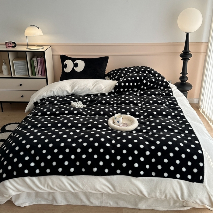 91家纺网 家纺一手货源 找家纺 昔可家纺 2023新款波点兔兔绒拼接牛奶绒四件套 黑底波点