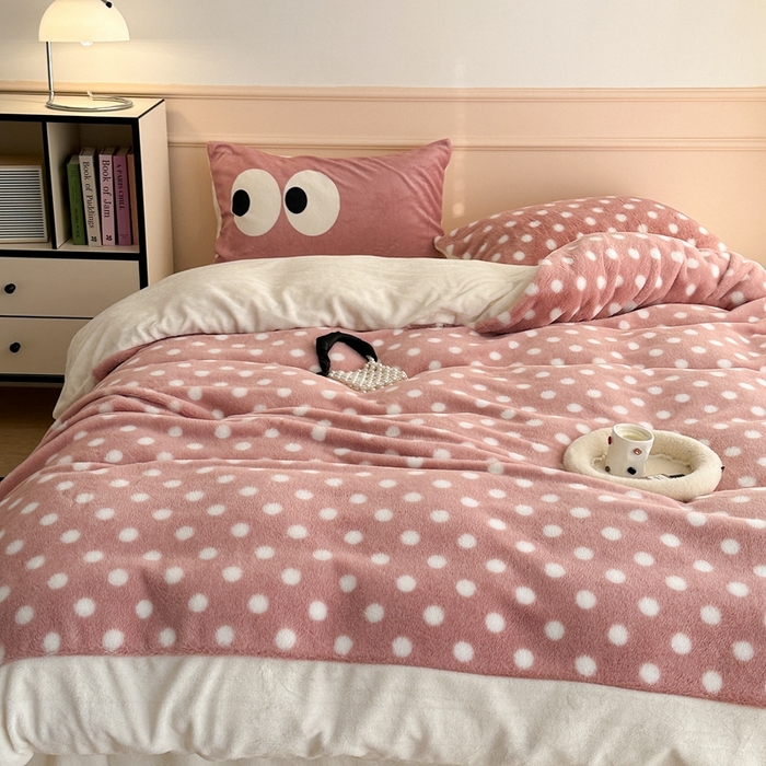 91家纺网 家纺一手货源 找家纺 昔可家纺 2023新款波点兔兔绒拼接牛奶绒四件套 粉玉波点