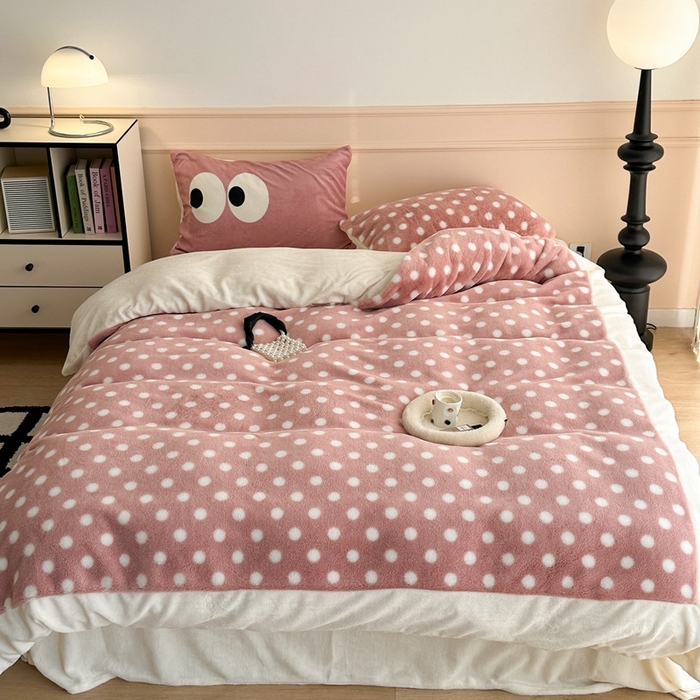 91家纺网 家纺一手货源 找家纺 昔可家纺 2023新款波点兔兔绒拼接牛奶绒四件套 粉玉波点