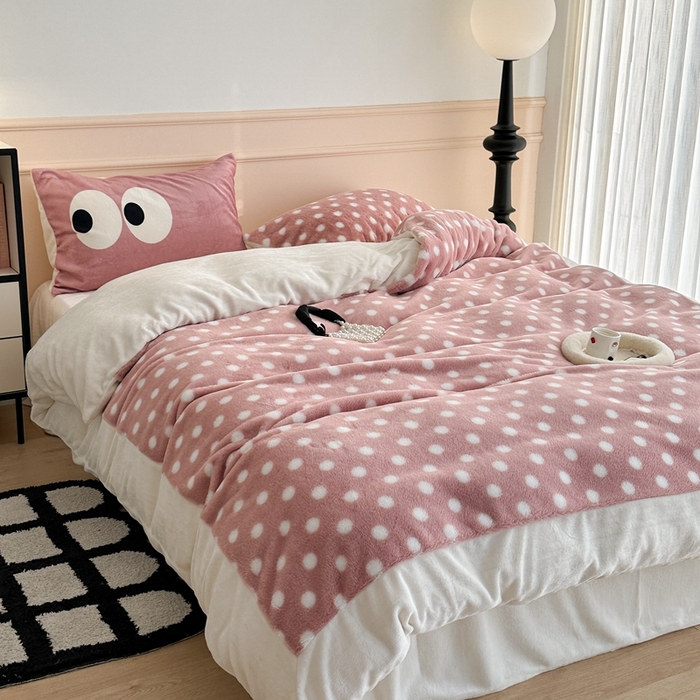 91家纺网 家纺一手货源 找家纺 昔可家纺 2023新款波点兔兔绒拼接牛奶绒四件套 粉玉波点