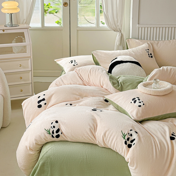 91家纺网 家纺一手货源 找家纺 木堇家居 2023秋冬新款牛奶绒毛巾绣四件套 大熊猫