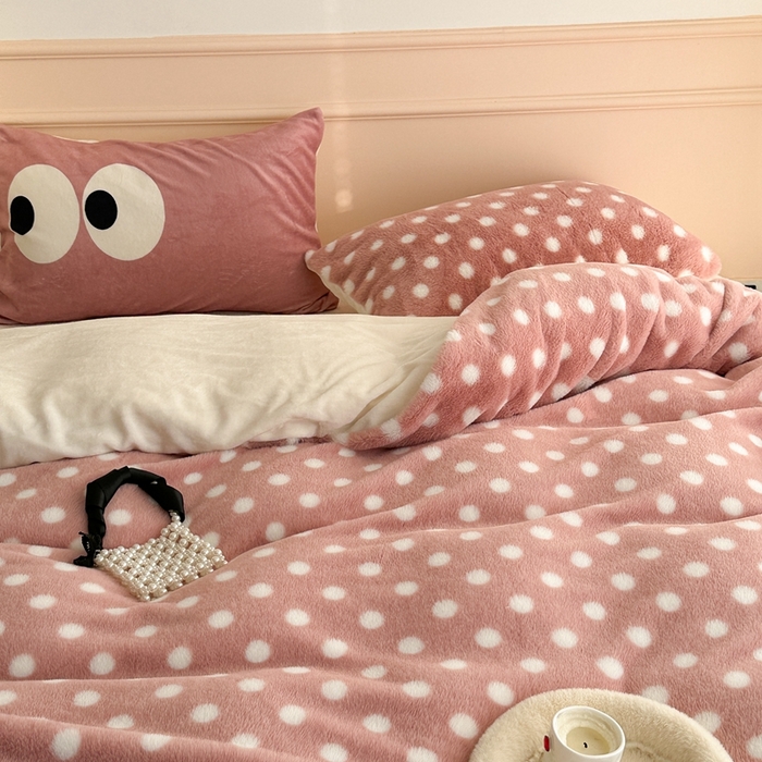 91家纺网 家纺一手货源 找家纺 昔可家纺 2023新款波点兔兔绒拼接牛奶绒四件套 粉玉波点