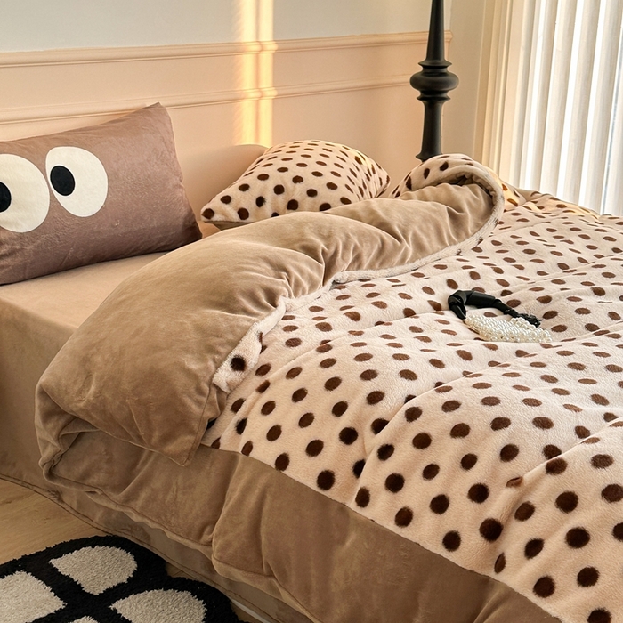 91家纺网 家纺一手货源 找家纺 昔可家纺 2023新款波点兔兔绒拼接牛奶绒四件套 焦糖波点