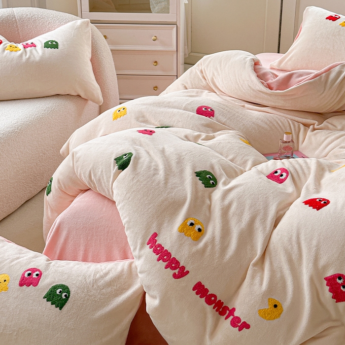 91家纺网 家纺一手货源 找家纺 木堇家居 2023秋冬新款牛奶绒毛巾绣四件套 小怪兽