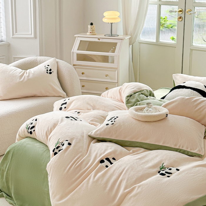 91家纺网 家纺一手货源 找家纺 木堇家居 2023秋冬新款牛奶绒毛巾绣四件套 大熊猫