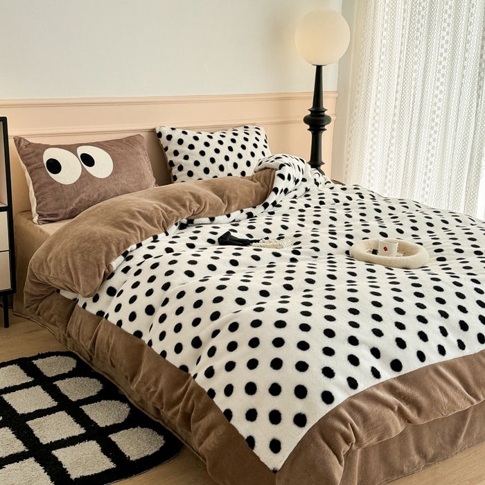 91家纺网 家纺一手货源 找家纺 昔可家纺 2023新款波点兔兔绒拼接牛奶绒四件套 白底波点