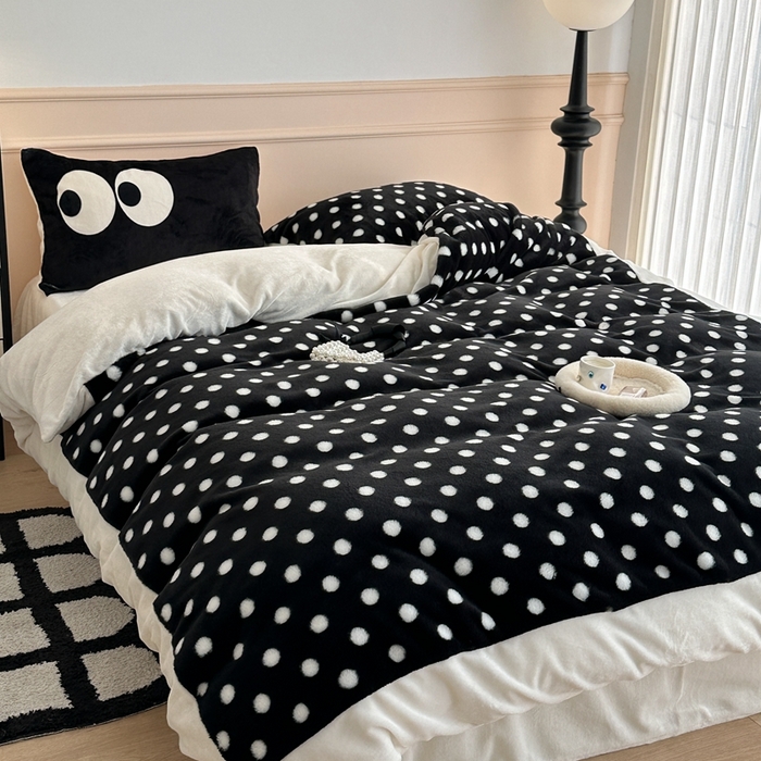 91家纺网 家纺一手货源 找家纺 昔可家纺 2023新款波点兔兔绒拼接牛奶绒四件套 黑底波点