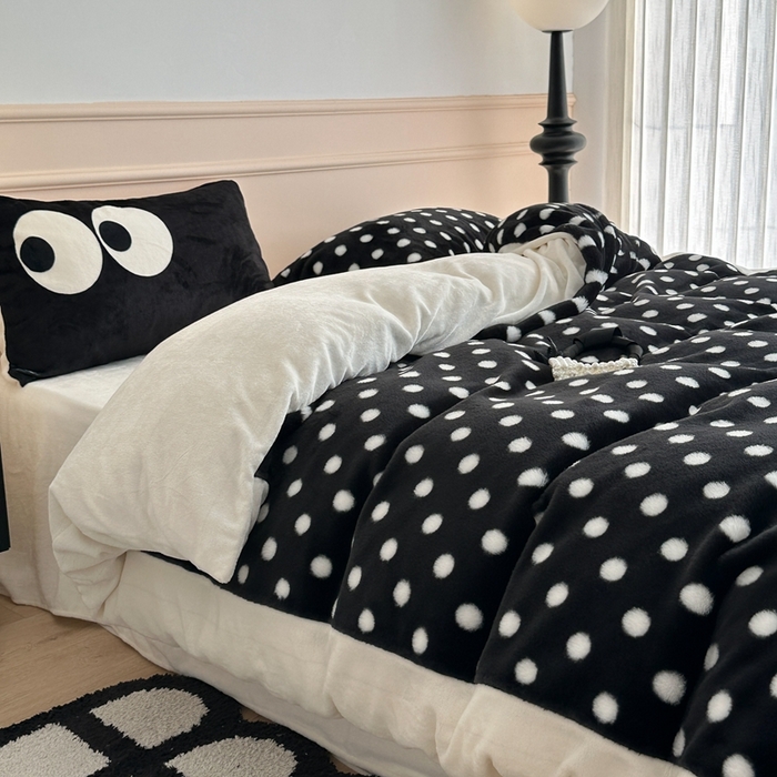 91家纺网 家纺一手货源 找家纺 昔可家纺 2023新款波点兔兔绒拼接牛奶绒四件套 黑底波点