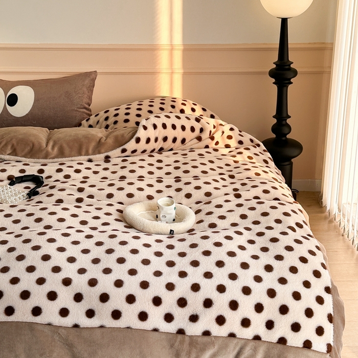 91家纺网 家纺一手货源 找家纺 昔可家纺 2023新款波点兔兔绒拼接牛奶绒四件套 焦糖波点