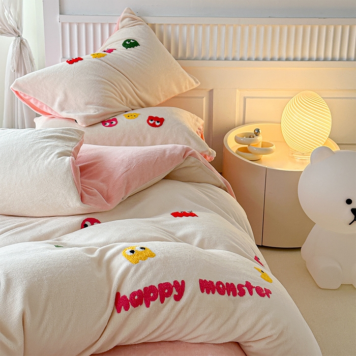 91家纺网 家纺一手货源 找家纺 木堇家居 2023秋冬新款牛奶绒毛巾绣四件套 小怪兽