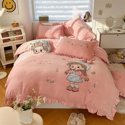 91家纺网 家纺一手货源 找家纺 （总）卡初家居（原微来） 2023新款小萝莉牛奶绒套件