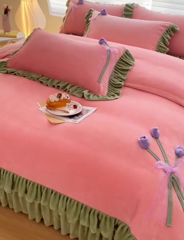 91家纺网 家纺一手货源 找家纺 言熙居 2024新款法莱绒牛奶绒高克重郁金香系列韩版四件套 郁金香粉