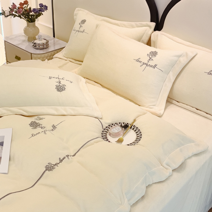 91家纺网 家纺一手货源 找家纺 （总）宜家坊 2023秋冬新款高克重牛奶绒轻奢花卉刺绣-玫瑰庄园系列