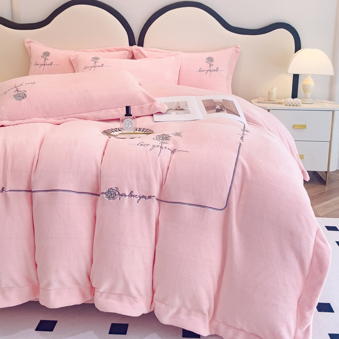 91家纺网 家纺一手货源 找家纺 宜家坊 2023秋冬新款高克重牛奶绒轻奢花卉刺绣-玫瑰庄园系列 玫瑰庄园-粉