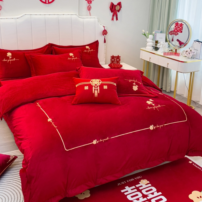 91家纺网 家纺一手货源 找家纺 （总）宜家坊 2023秋冬新款高克重牛奶绒婚庆轻奢花卉刺绣-玫瑰庄园千禧红