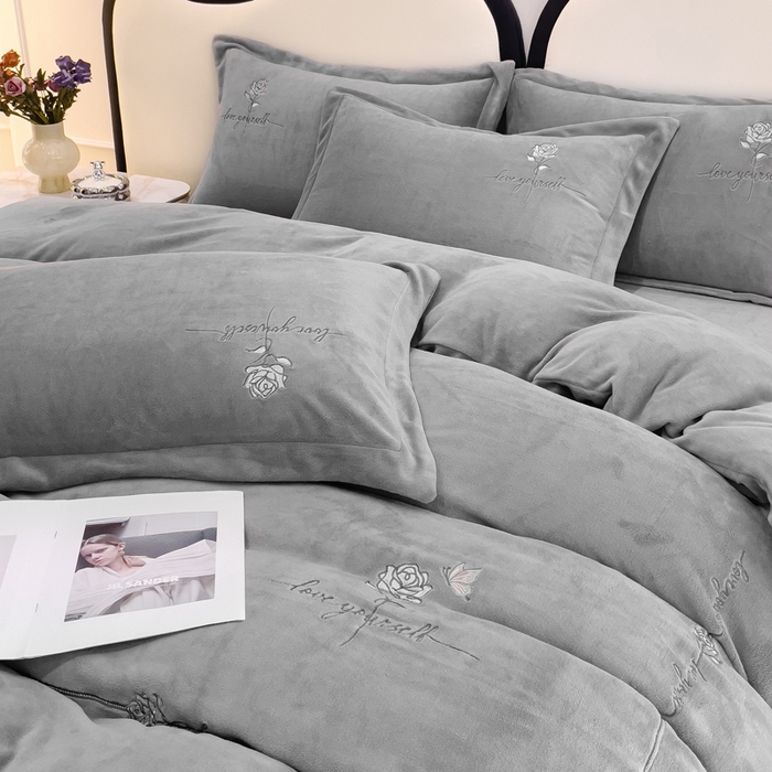 91家纺网 家纺一手货源 找家纺 宜家坊 2023秋冬新款高克重牛奶绒轻奢花卉刺绣-玫瑰庄园系列 玫瑰庄园-灰