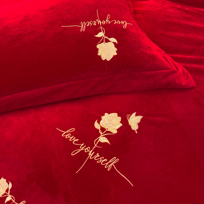 91家纺网 家纺一手货源 找家纺 （总）宜家坊 2023秋冬新款高克重牛奶绒婚庆轻奢花卉刺绣-玫瑰庄园千禧红