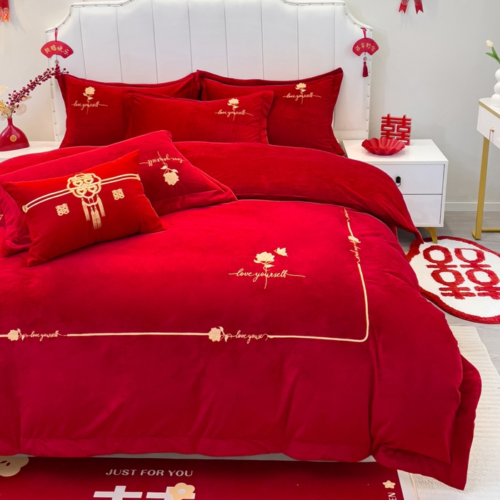 91家纺网 家纺一手货源 找家纺 （总）宜家坊 2023秋冬新款高克重牛奶绒婚庆轻奢花卉刺绣-玫瑰庄园千禧红