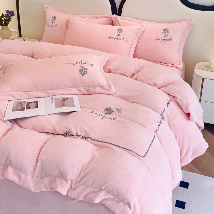 91家纺网 家纺一手货源 找家纺 宜家坊 2023秋冬新款高克重牛奶绒轻奢花卉刺绣-玫瑰庄园系列 玫瑰庄园-粉