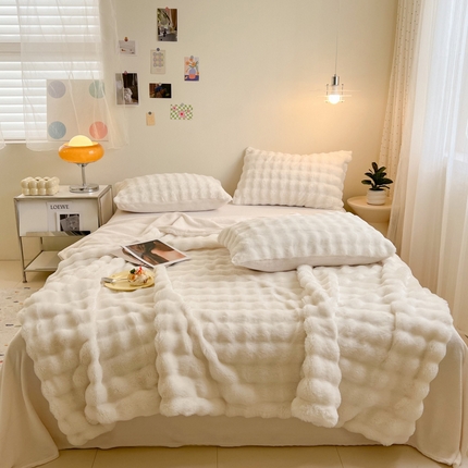 91家纺网 家纺一手货源 找家纺 逸尚阁 2024新款泡泡兔绒牛奶绒毛毯被套毯系列 云朵白